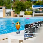 Logis & Restaurant Aux Tauzins 3*