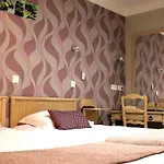 酒店 Logis & Restaurant Aux Tauzins 3*