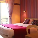 Logis & Restaurant Aux Tauzins 酒店 3*