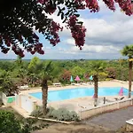 酒店 Logis & Restaurant Aux Tauzins 3*