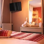 Logis & Restaurant Aux Tauzins 酒店 3*