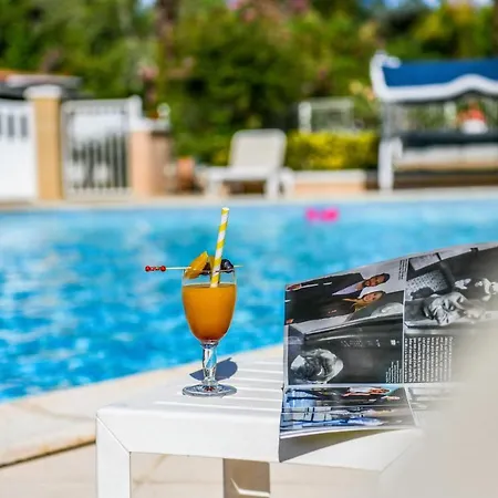 Logis & Restaurant Aux Tauzins 3*