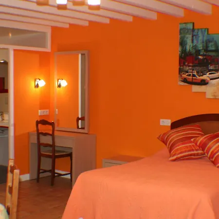 Logis Hôtel&restaurant Aux Tauzins Hotel