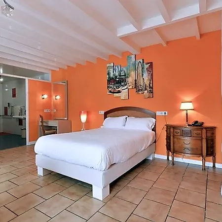 Aux Tauzins Hotel 3*