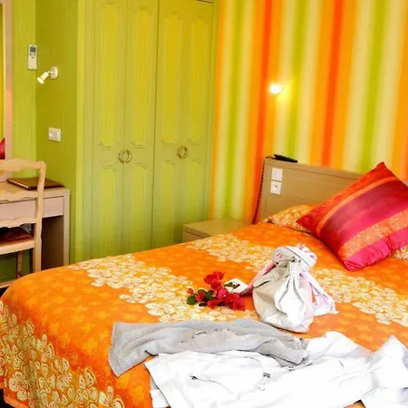 Logis & Restaurant Aux Tauzins 3*